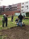 Opbouw van de schooltuin op het binnenplein van basisschool De Boog 