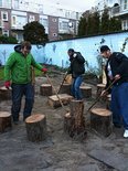 Zitcirkel van boomstammetjes bij Peuterhof is gereed