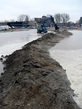 Een grote graafmachine maakt nieuw land 