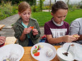 Een super buurtlunch in de Carnissetuin: leerlingen uit Carnisse proeven de Raja aardappelen