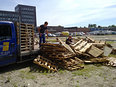 Handen uit de mouwen, 150 pallets sjouwen!